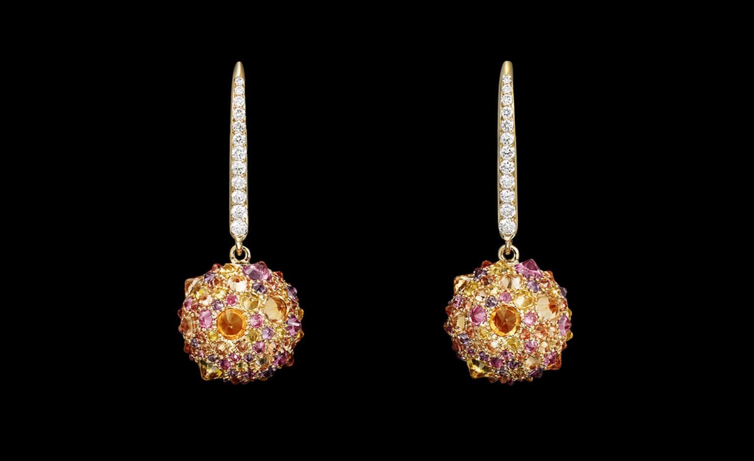 Lorenz Bäumer, Boucles d'oreilles  Jane pendantes with diamonds and saphires set in yellow gold. €7,950