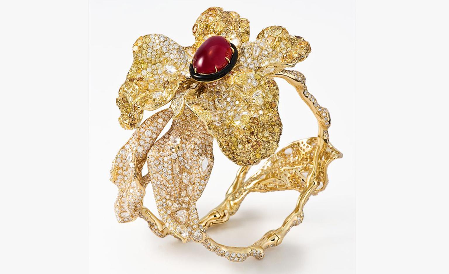 CINDY CHAO, The Art Jewel, White Label Collection Fiery Bangle with cabochon Burma ruby (19.41 cts), surrounded by black onyx highlighted by colorless and yellow diamonds set in 18kt gold. From ?342,000