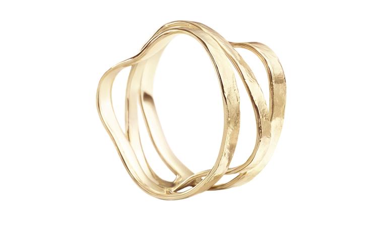 CURVES Ring in yellow gold.