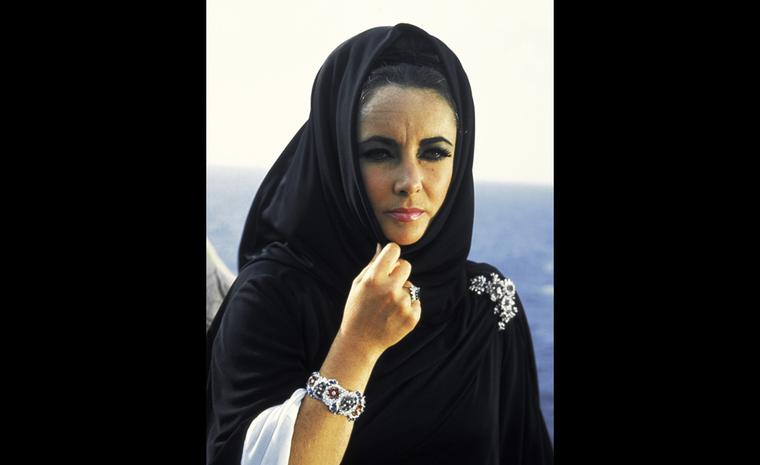Sardinia, 1968. American actress Elizabeth Taylor poses on the set of Joseph Losey’s film “Boom” of 1968. She wears all Bulgari jewels, a "Tremblant" brooch in platinum with emeralds and diamonds and a ring in platinum with a step-cut octagonal ...