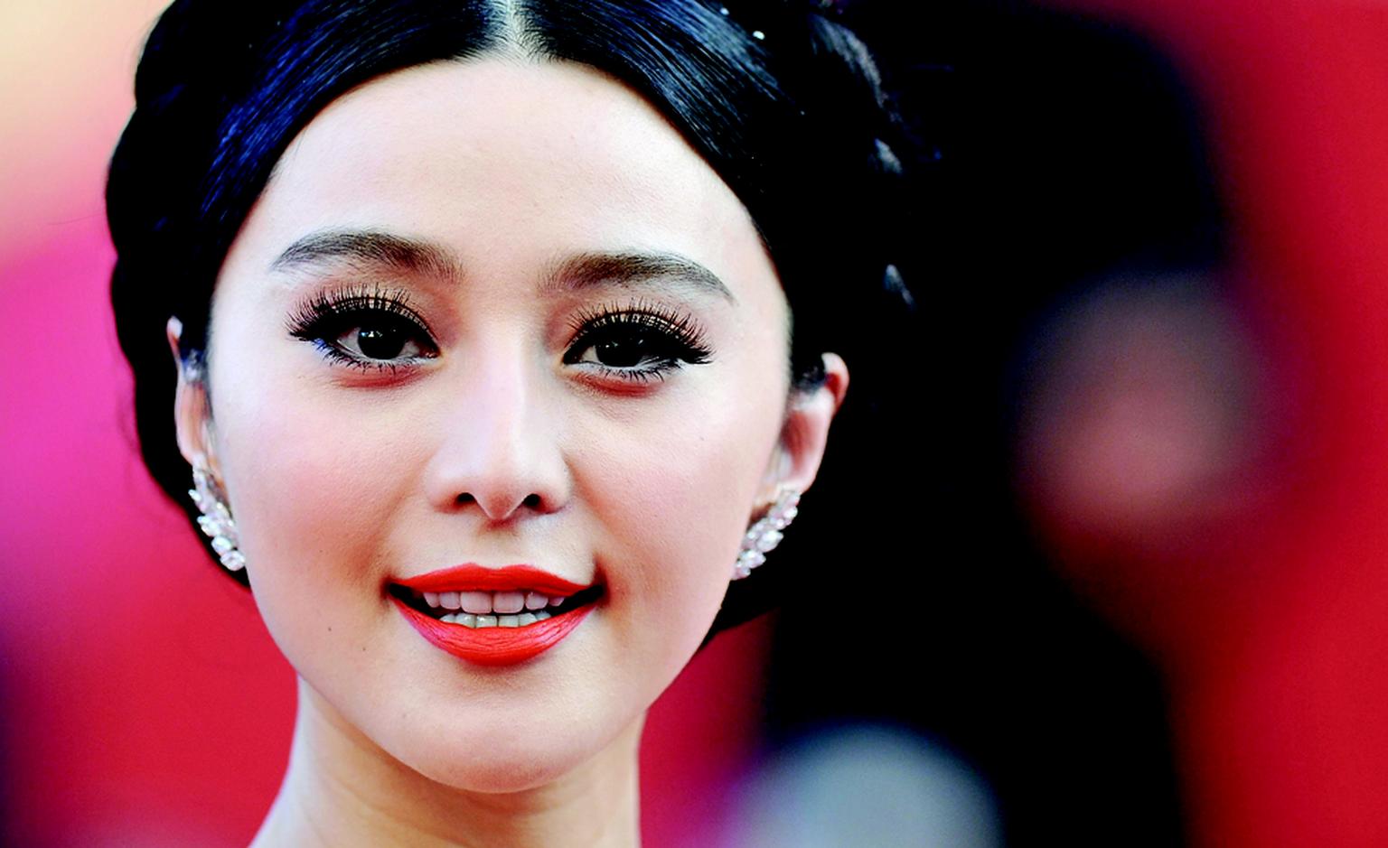 CANNES, FRANCE - MAY 16:  Fan Bing Bing, wearing Cartier jewellery, attends "The Tree Of Life" premiere during the 64th Annual Cannes Film Festival at Palais des Festivals on May 16, 2011 in Cannes, France.  (Photo by Pascal Le Segretain/Getty I...