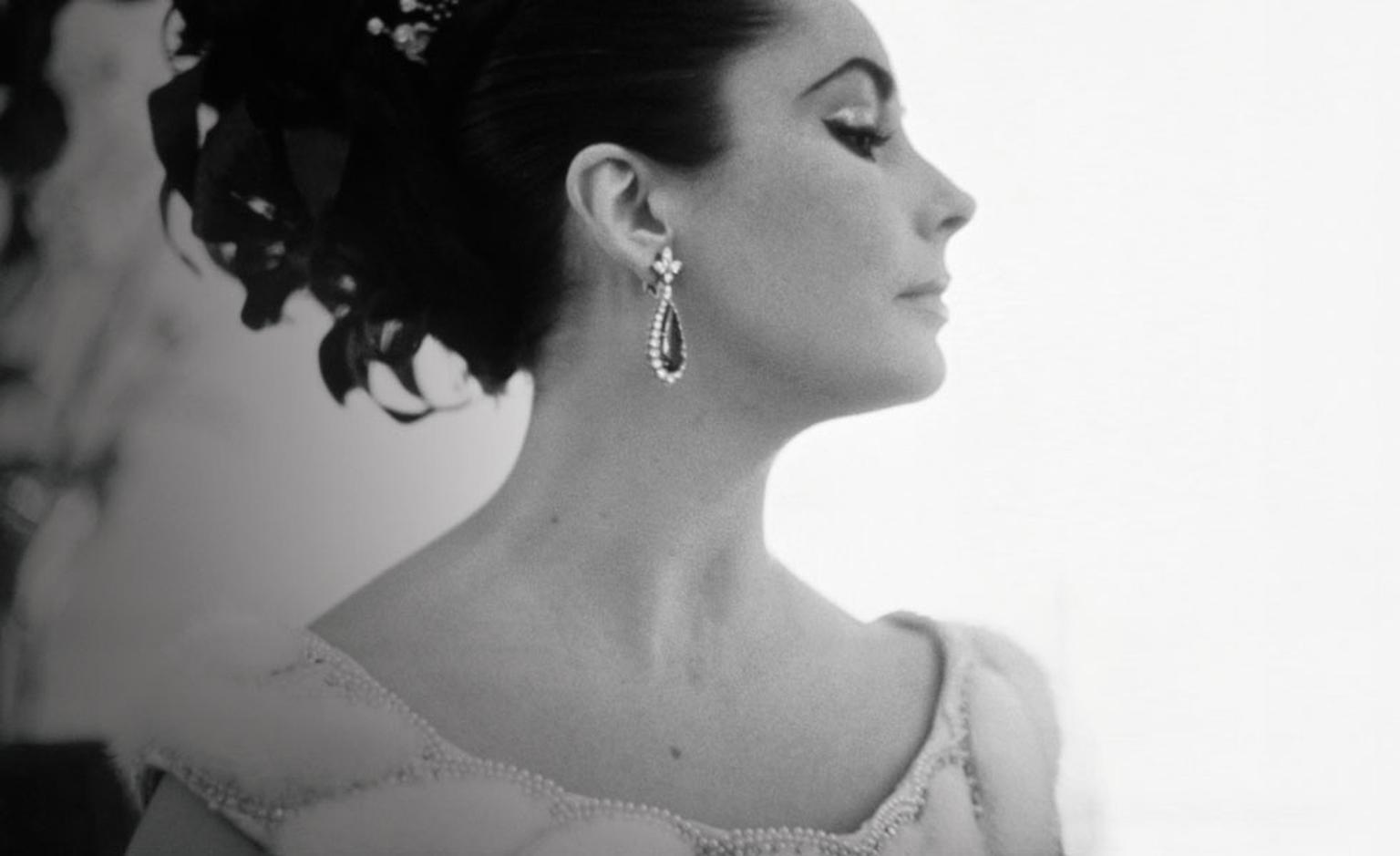 Elizabeth Taylor wearing the Bulgari emerald earrings that are on display at the V&A as part of the new Glamour of Italian Fashion exhibition. Photo: CORBIS