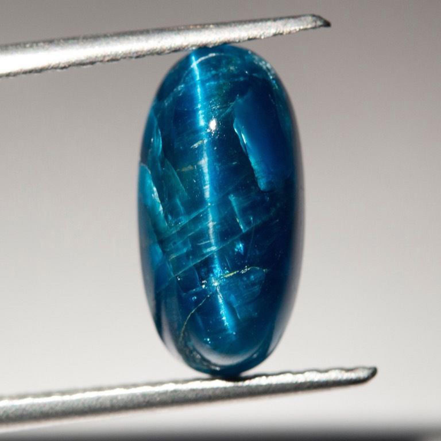 Cabochon-cut apatite