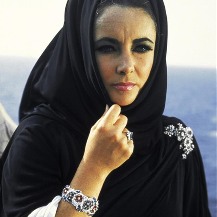 Elizabeth Taylor wearing Bulgari jewellery in Boom
