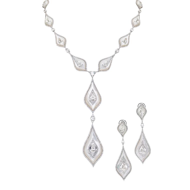 Diamond and mother-of-pearl pearl necklace and earrings