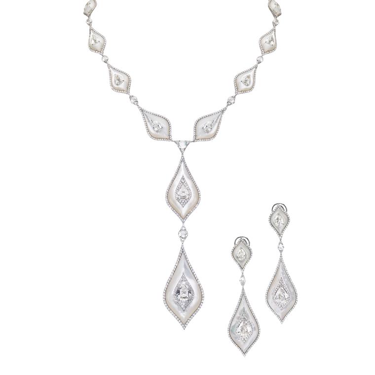 Diamond and mother-of-pearl pearl necklace and earrings