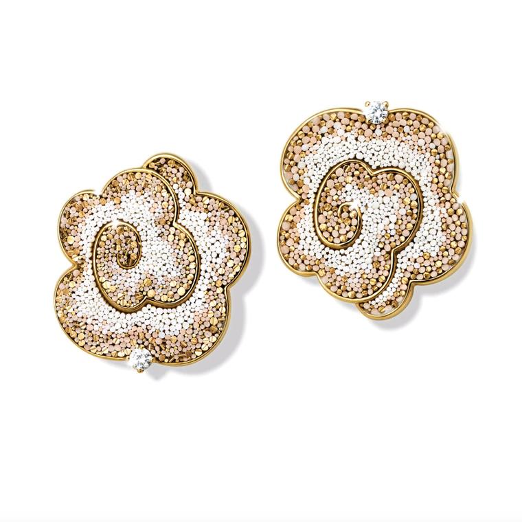 Gold earrings to love forever