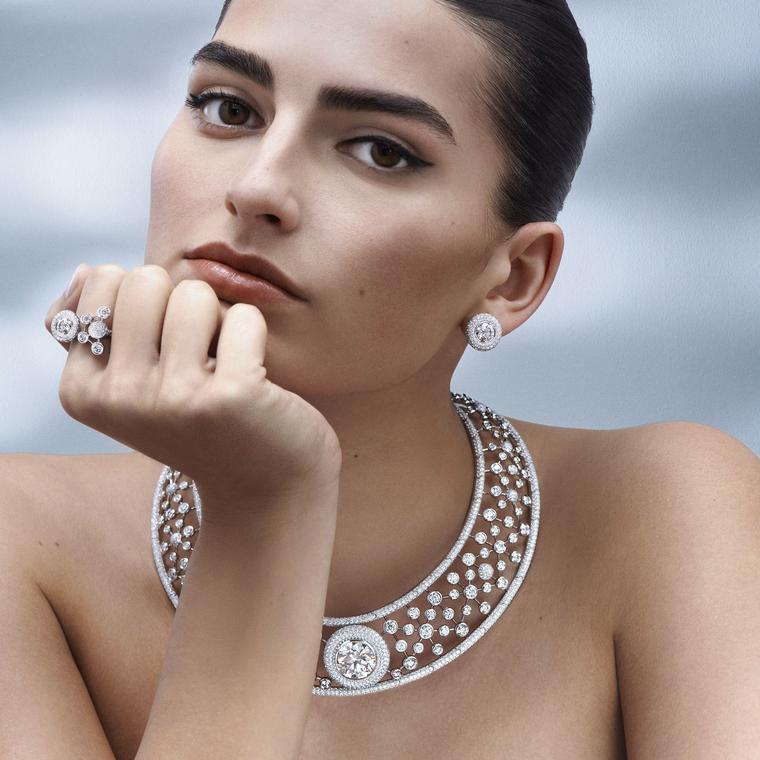 Atomique necklace on model by De Beers