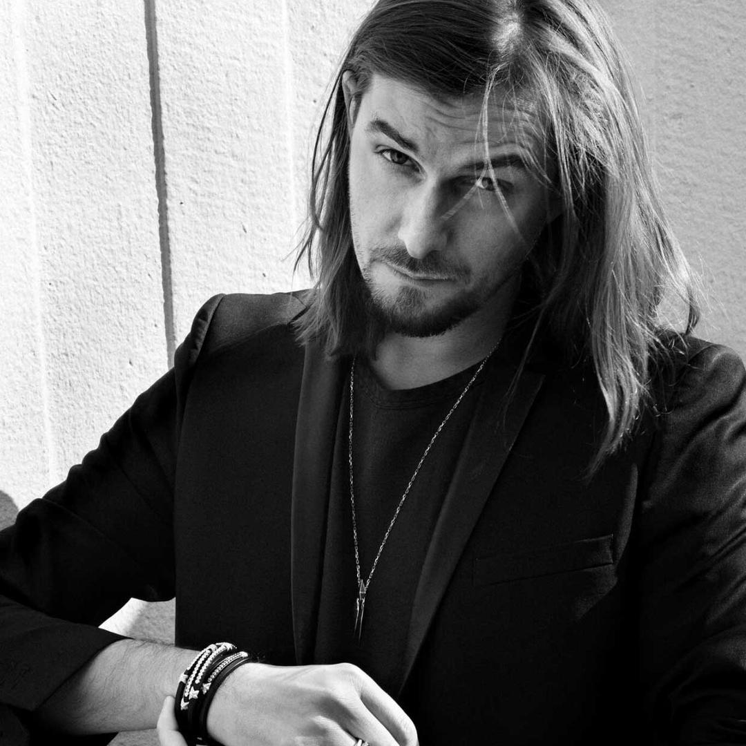 Discover the work of artist jeweller Tomasz Donocik. The Jewellery Editor