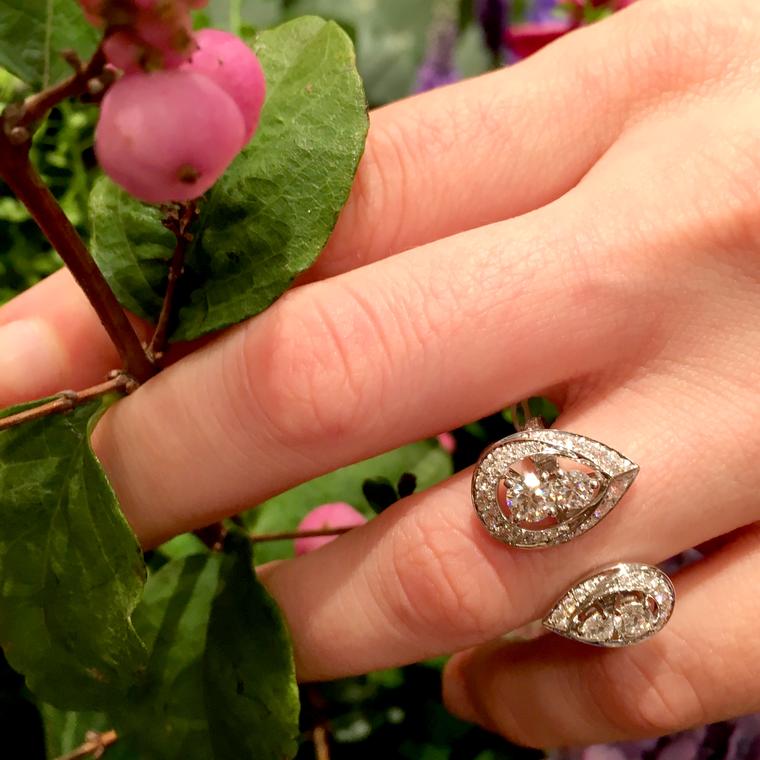 Color Blossom BB mother-of-pearl between-the-finger ring