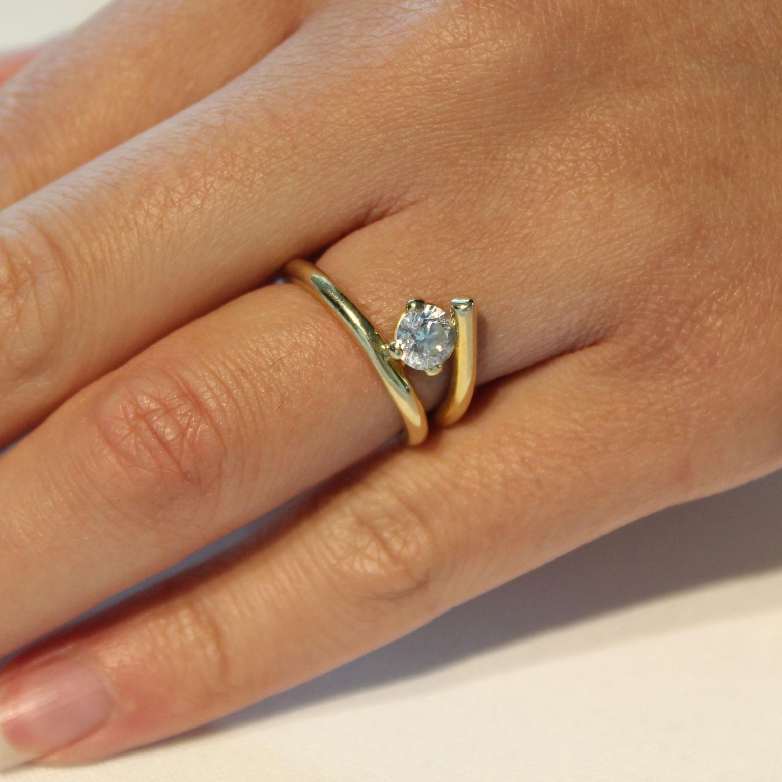 How to choose an engagement ring to suit your hand shape