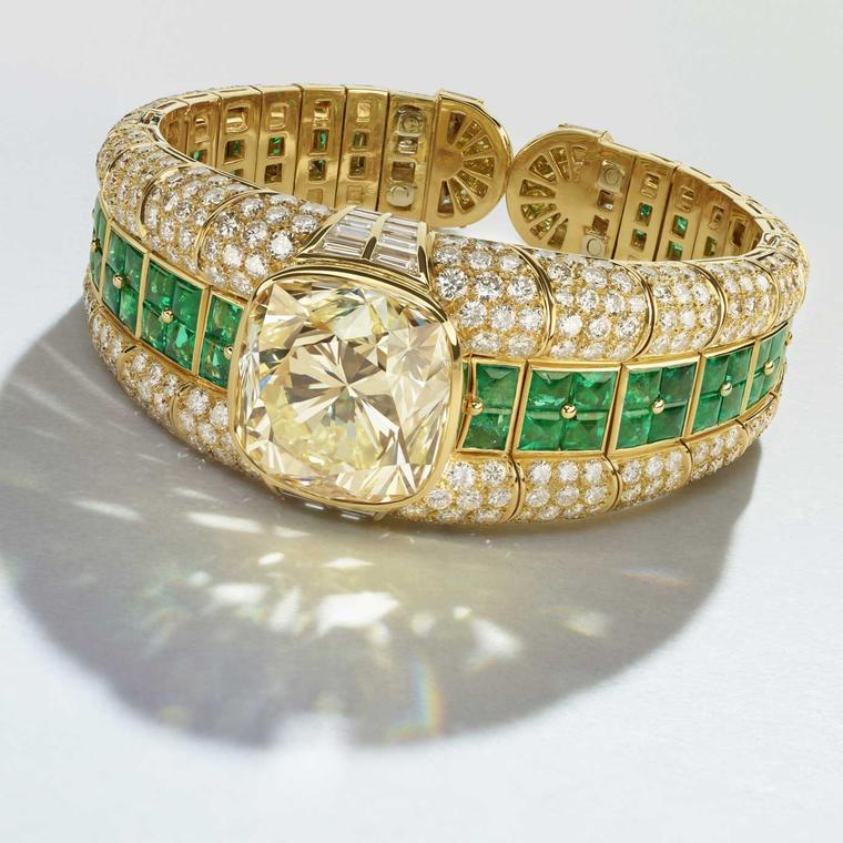 Lot-74--Bulgari-coloured-diamond,-emerald-bracelet