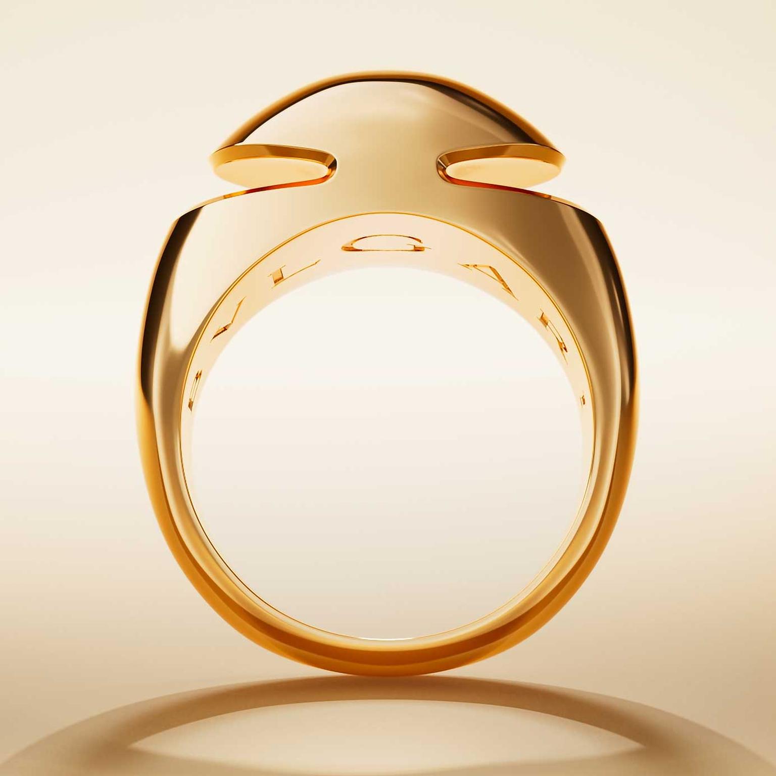 Bulgari Cabochon gold ring silhouette
