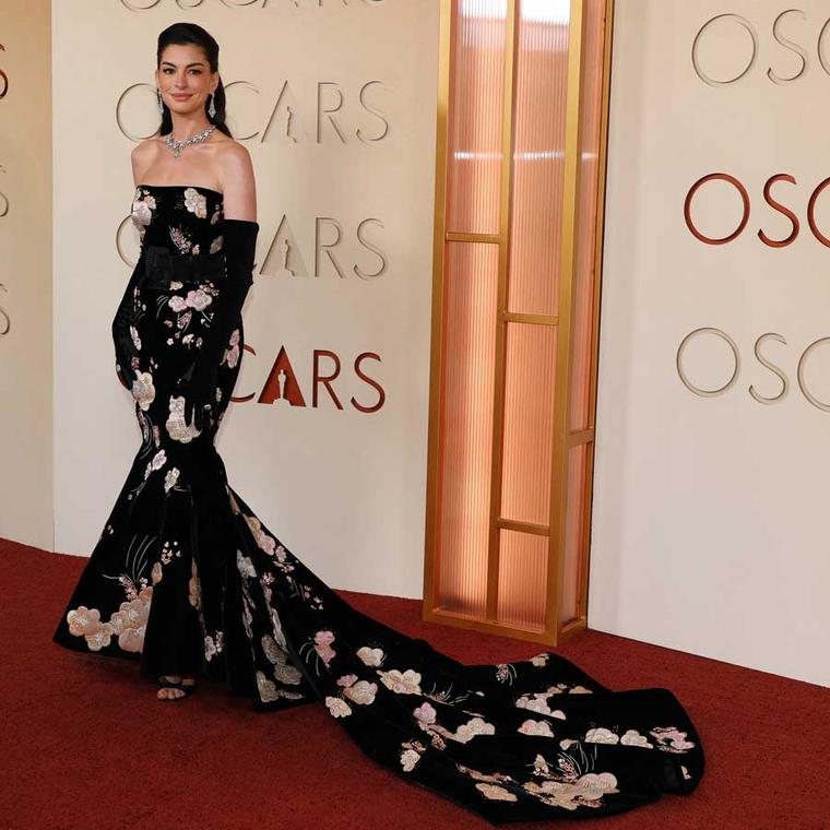 Anne Hathaway Bvlgari ambassador wearing Neoclassical Starlight high jewellery full body
