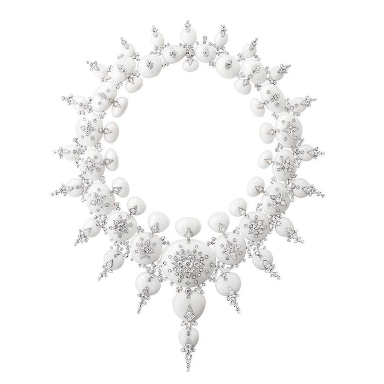 Galet Diamond necklace Boucheron Carte Blanche Ailleurs on model