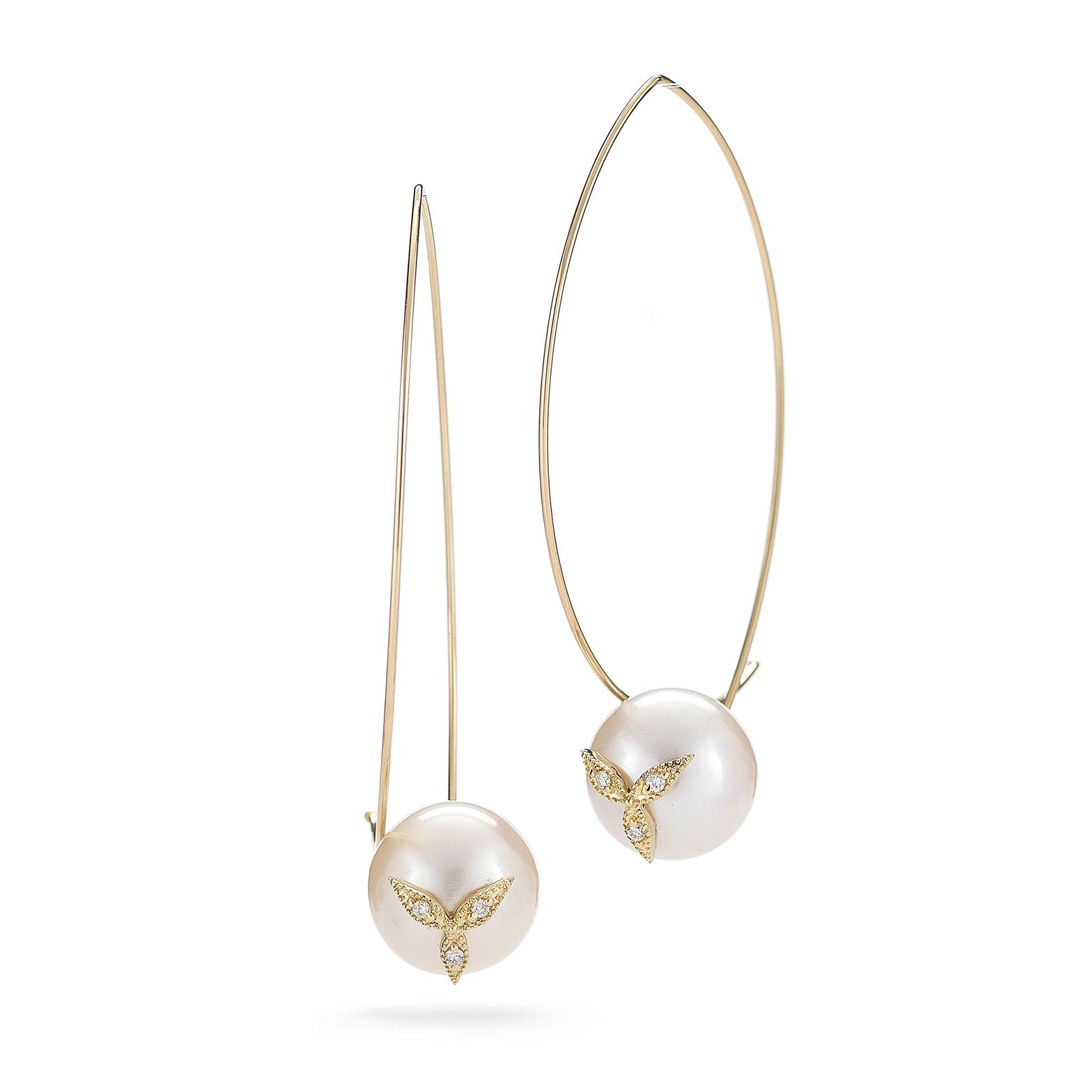 Yellow gold wire hoop earrings by Mizuki set with 11.5mm Freshwater pearls