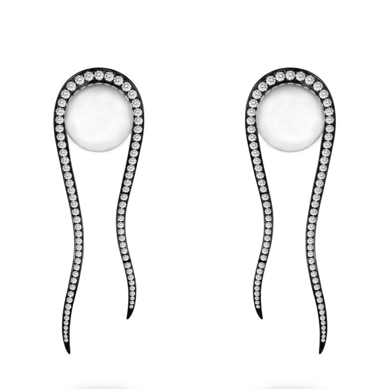 Mr Lieou round pearl earring