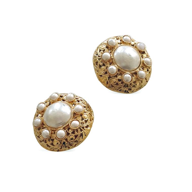 Paddle 8 Chanel gold and imitation pearl earrings