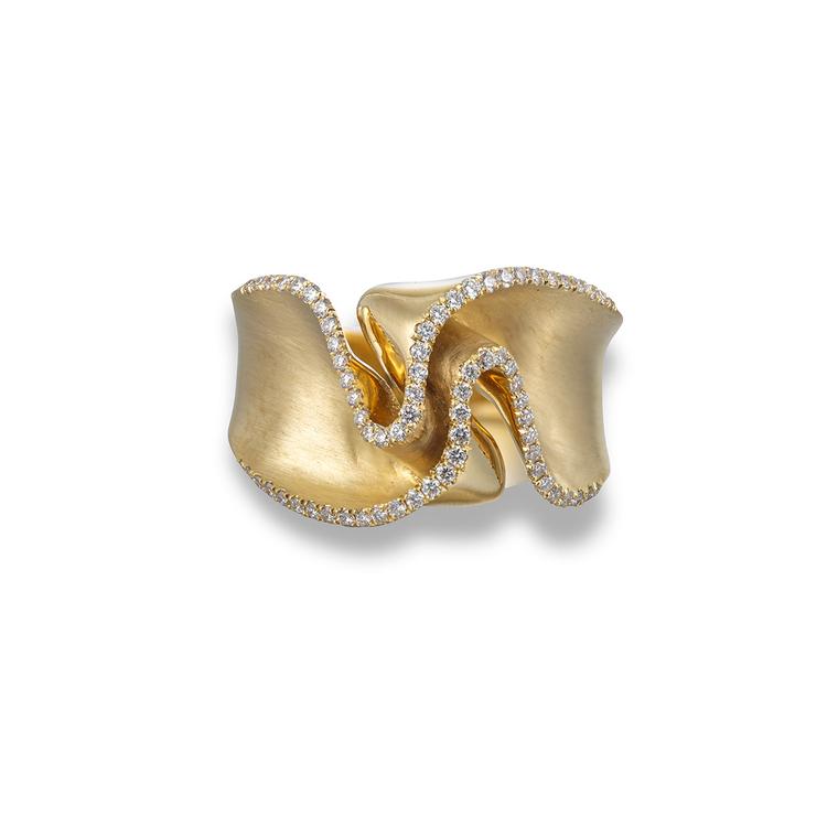 Margarita yellow gold ring with diamonds