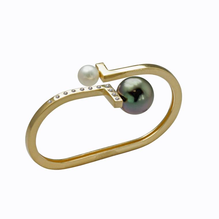 Kattri Double Asymmetry pearl ring in yellow gold