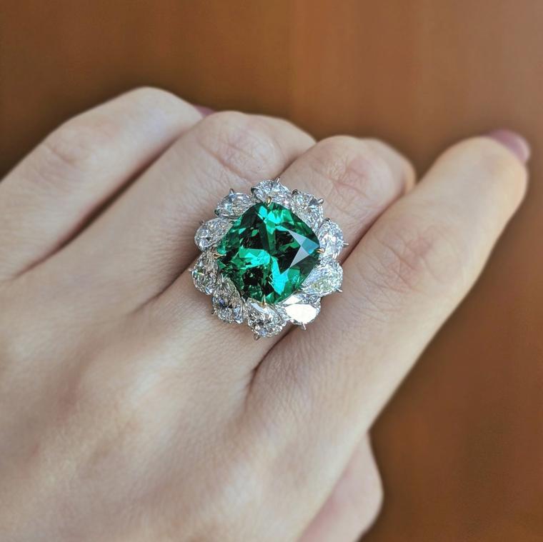 Lot 563: Emerald and diamond ring from Bulgari presented at Phillips Live Auction on 8 July 2020