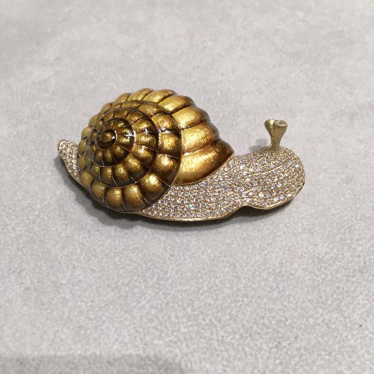 Snail brooch in yellow gold and enamel with diamonds