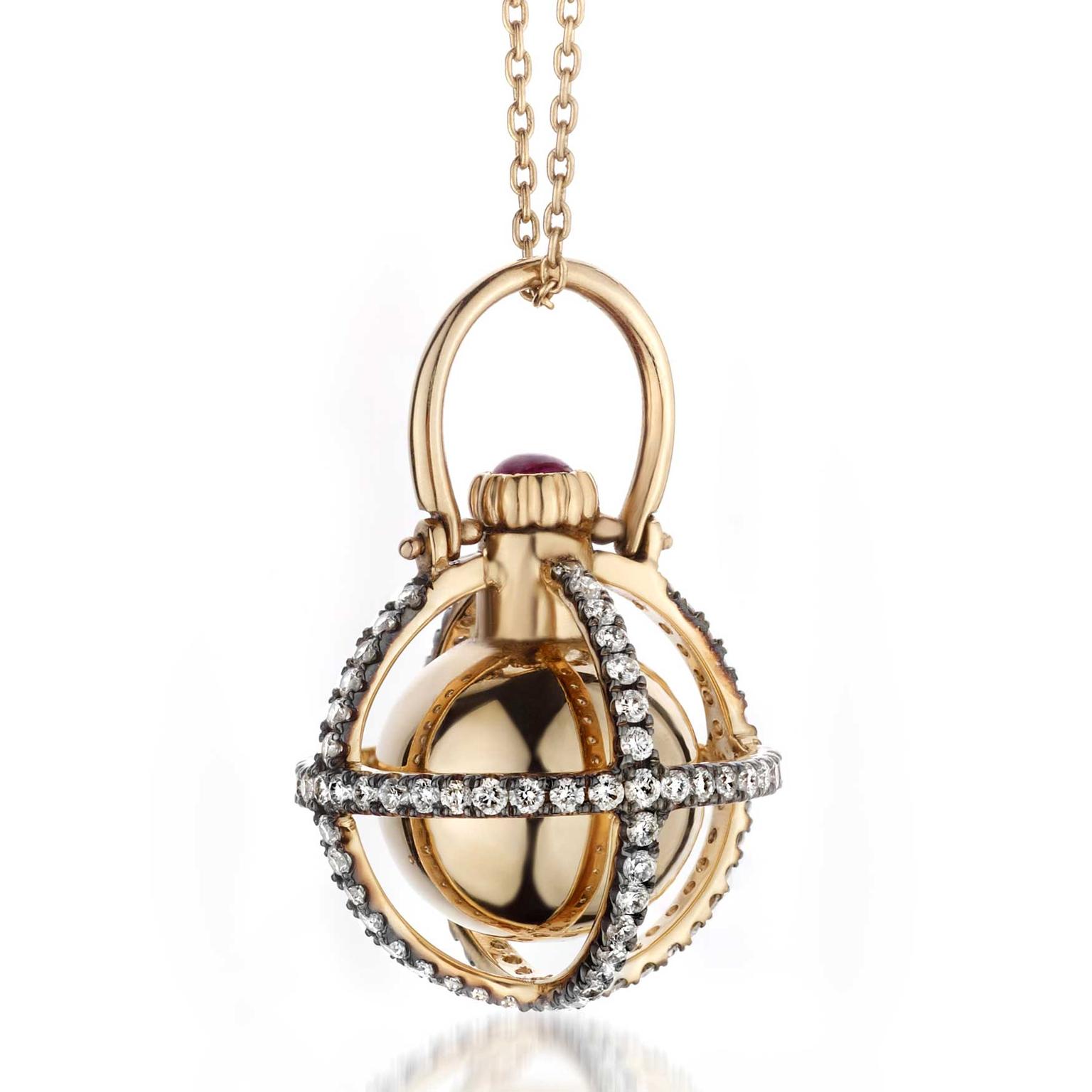 Melie perfume pendant in gold