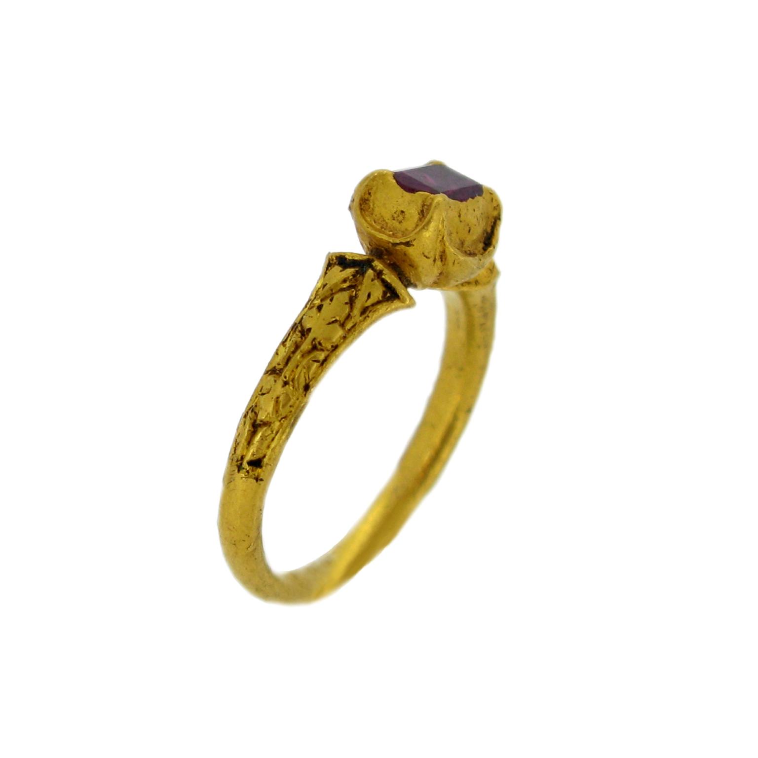 Berganza ruby foliate ring