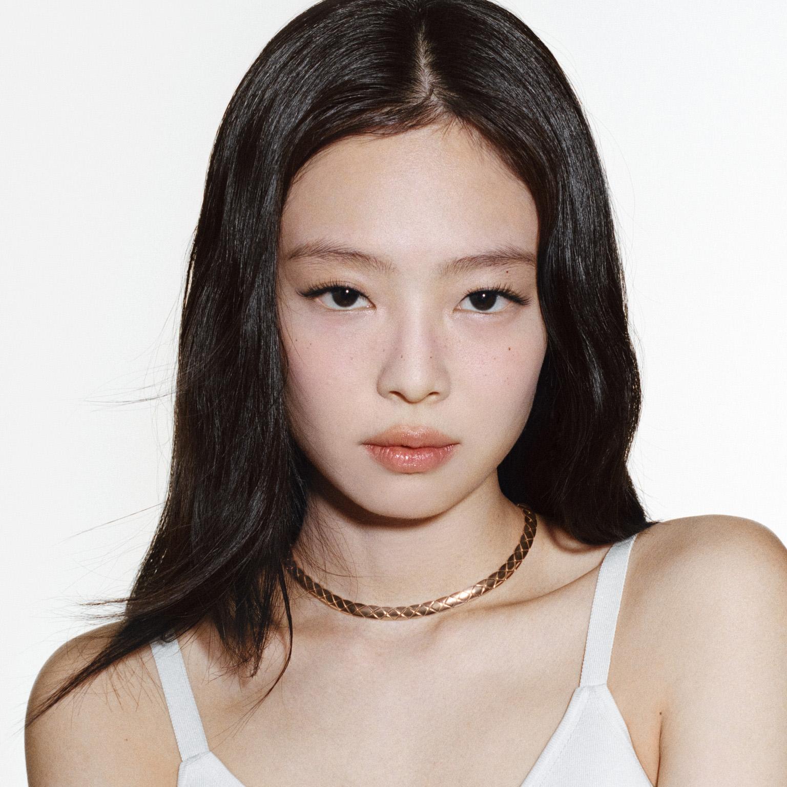 Coco Crush short supple necklace by Chanel, worn by Jennis