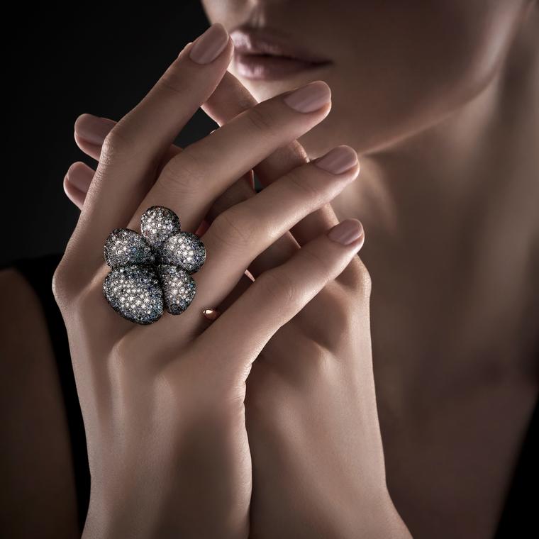 Evening Shadow Flower Power ring by Pomellato on model