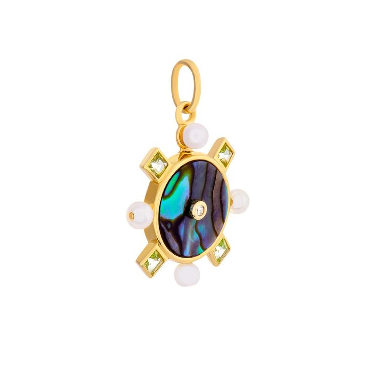 Mineral Joaillerie Medaille Shella Abalone en or abalone peridots et perles d eau douce 2