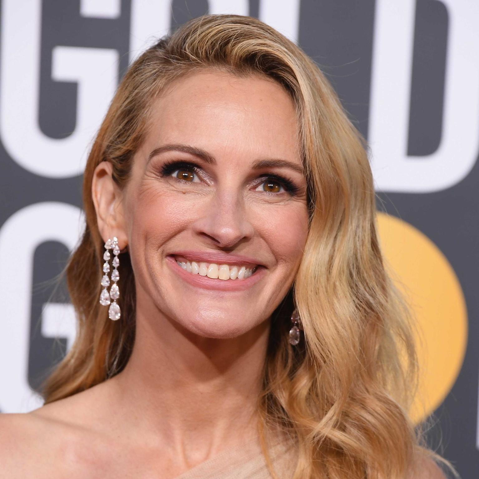 Julia Roberts Golden Globes Chopard diamonds 2019 close up