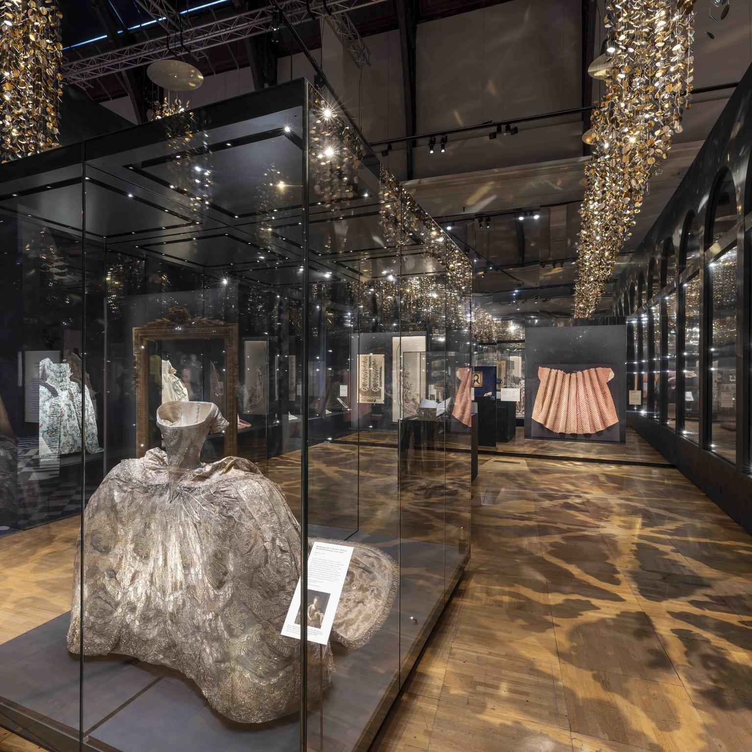 (C) Victoria and Albert Museum, London (7)