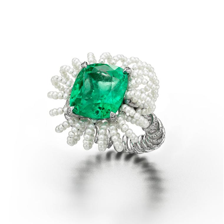 Suzanne Syz Picture Perfect ring in white gold and titanium set with a Colombian emerald, diamonds and pearls