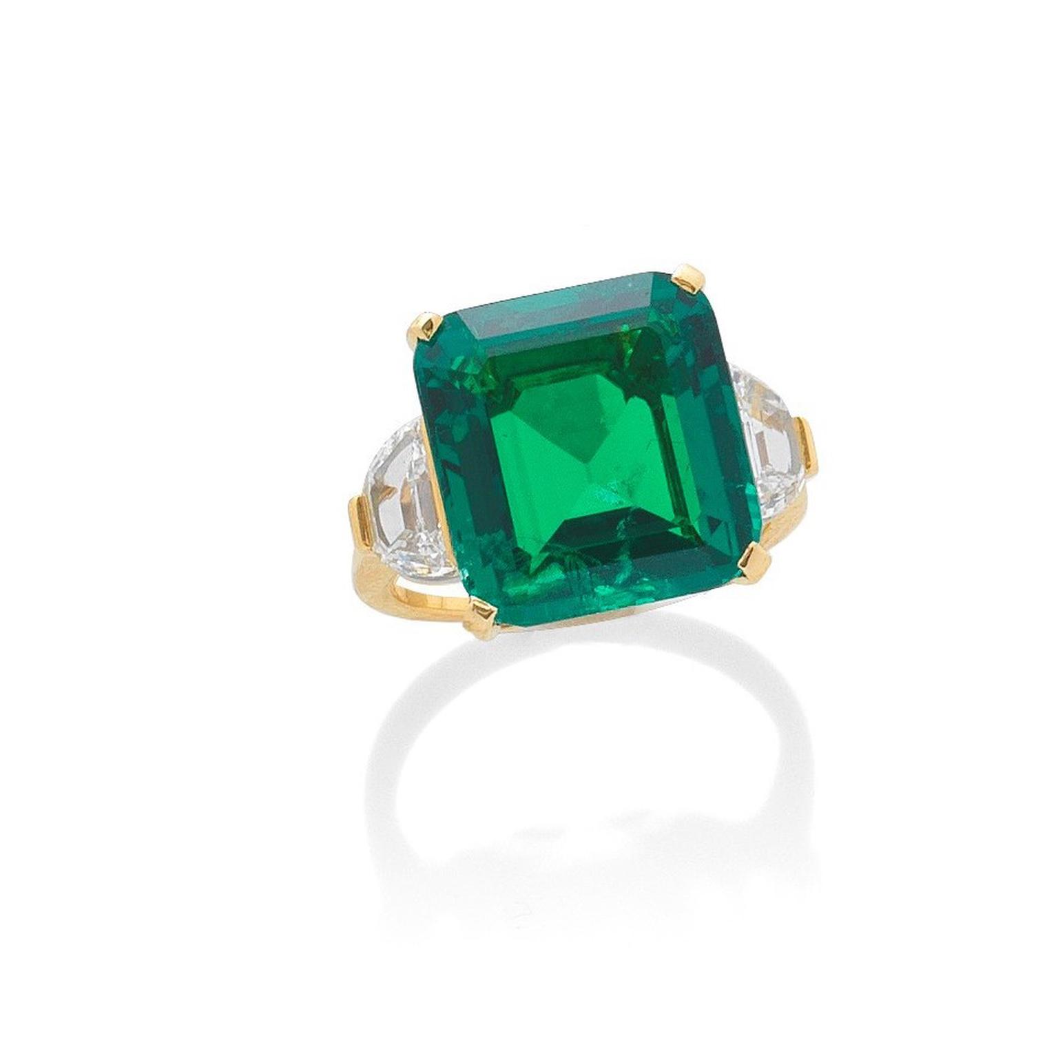 Emerald and diamond ring by Bulgari auctionned by Bonhams Lot 115 - 
