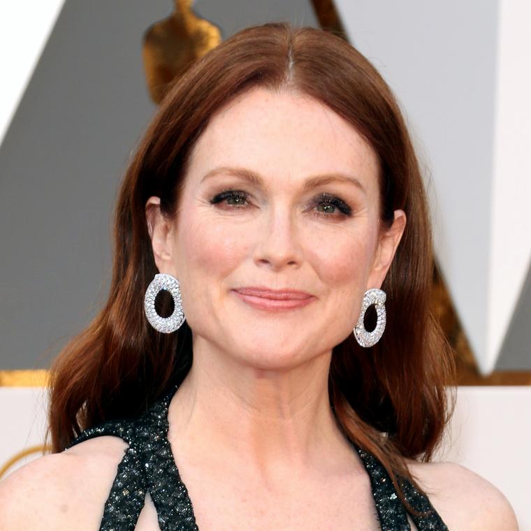 Julianne Moore in Chopard diamond jewelry