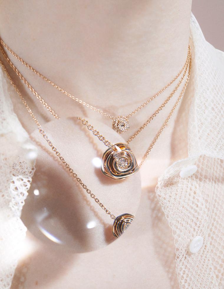 Dior shop writing necklace