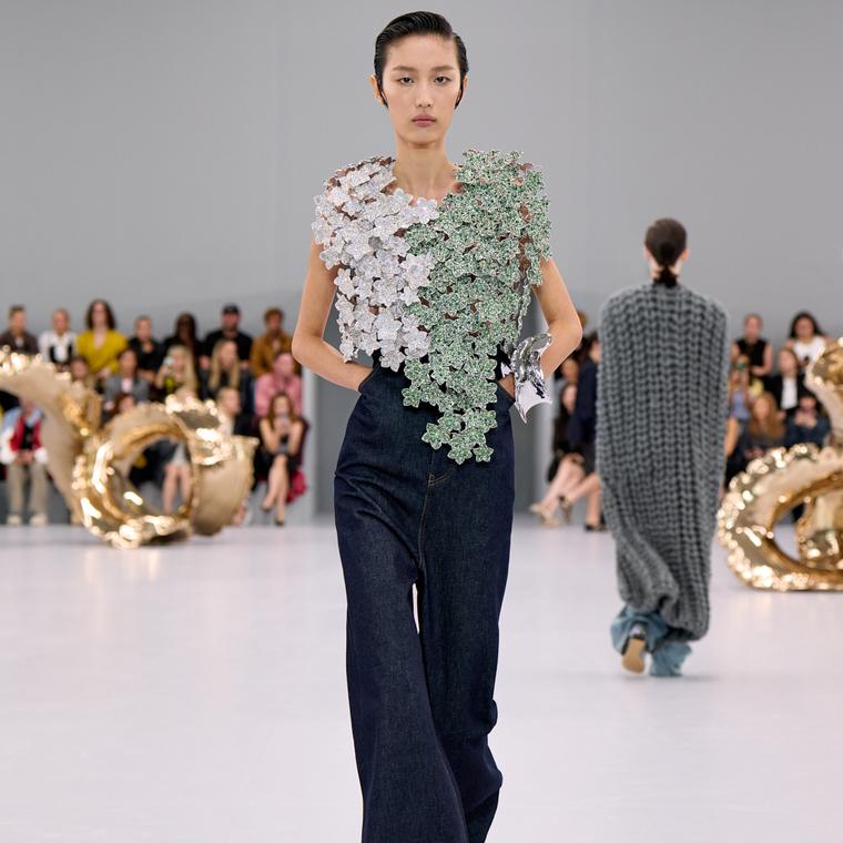 LOEWE_SS24_MW_SHOW_RUNWAY_LOOK_6_FRONT_RGB_CROPPED_4X5_06