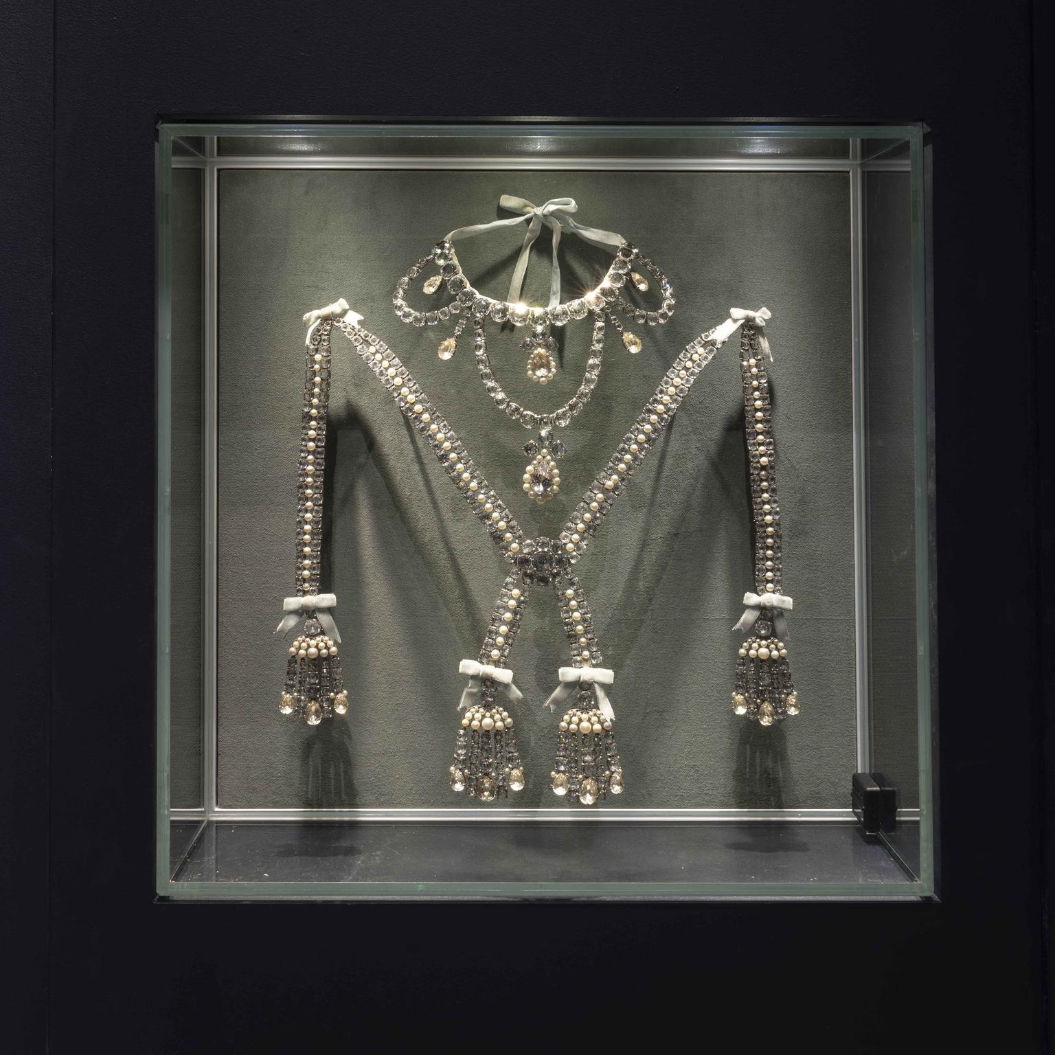 Marie Antoinette Style 1960s remake of the Affair of the Nacklace jewel 075