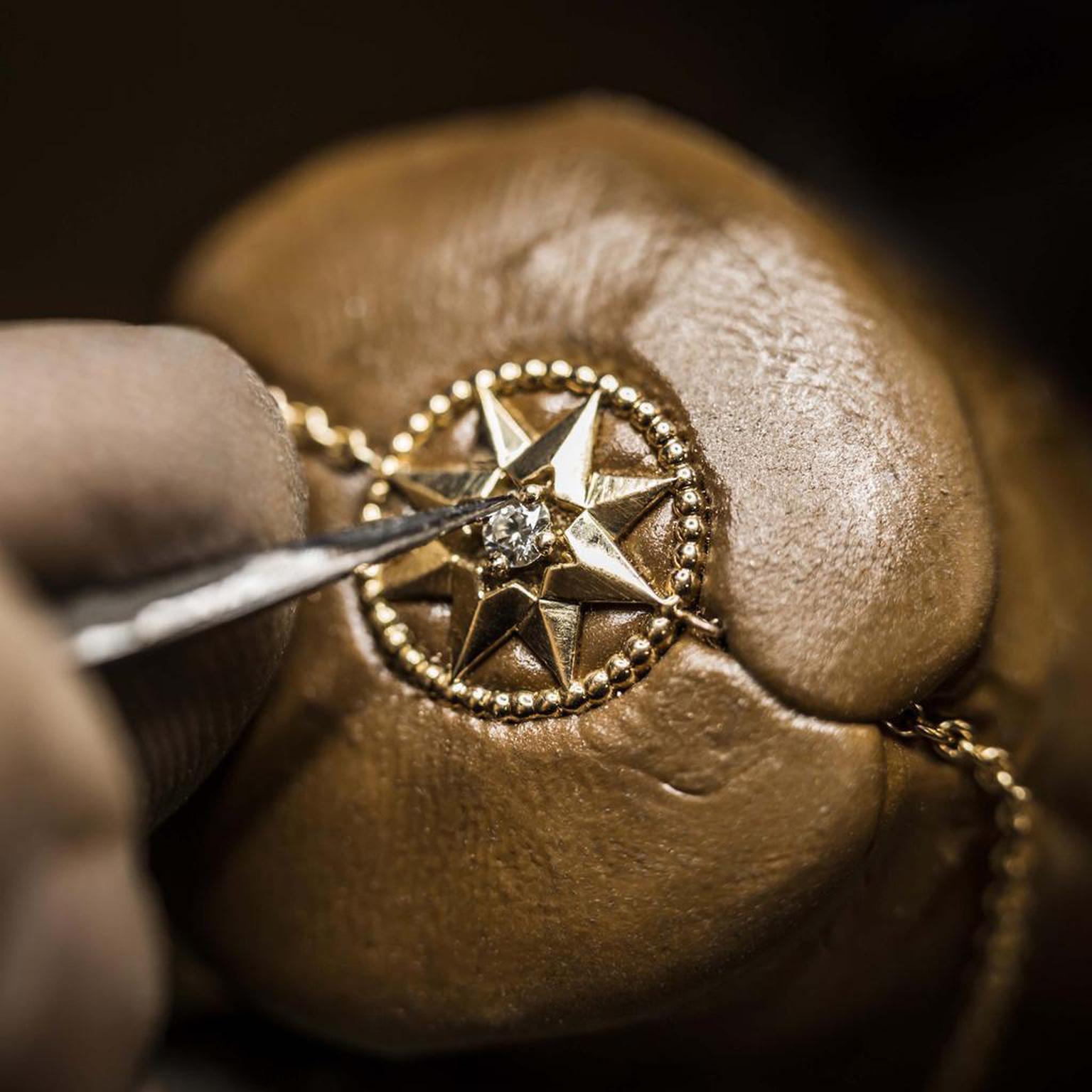 A round brilliant diamond is set by hand into the centre of the Rose des Vents star motif.