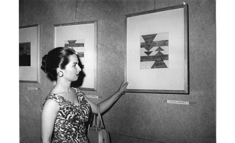 Lygia Pape at the National Exhibition of Concrete Art, 1956. Published in Cruzeiro magazine. Vintage photography. Projeto Lygia Pape © Projeto Lygia Pape and Museo Nacional Centro de Arte Reina Sofía