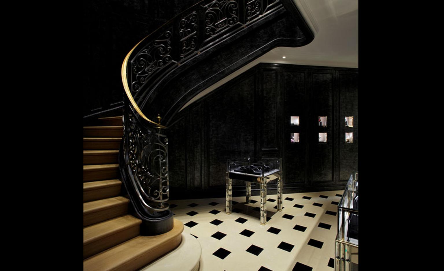 Black marble and white Tavel stone floors in the Dior Fine Jewellery Boutique at 8 Place Vendôme  photo: Kristen Pelou