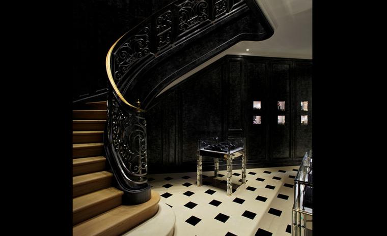 Black marble and white Tavel stone floors in the Dior Fine Jewellery Boutique at 8 Place Vendôme  photo: Kristen Pelou