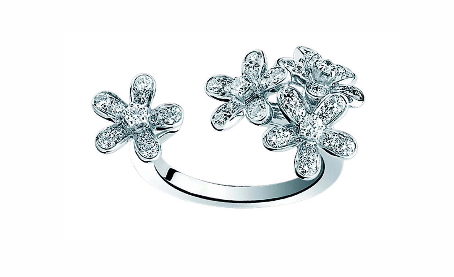 VAN CLEEF ARPELS Socrate between the finger ring white