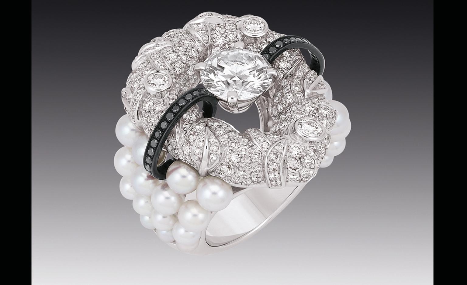 Chanel Contrastes collection: Bague Nuage de Glace. Ring in white gold, pearls and diamonds.