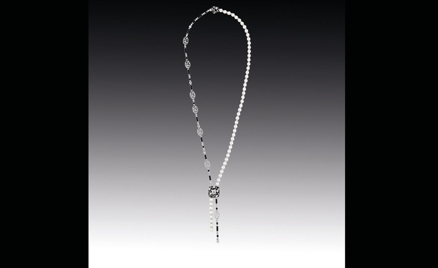 Chanel Contrastes collection: Collier Ombre de Charme. Necklace in white gold, diamonds, pearls, rock crystals and onyx.