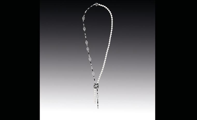 Chanel Contrastes collection: Collier Ombre de Charme. Necklace in white gold, diamonds, pearls, rock crystals and onyx.