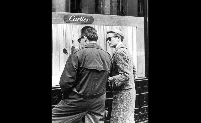 Prince Rainier III and Grace Kelly in Paris, in front of the Cartier boutique on the rue de la Paix . © Jack Nisberg. Roger-Viollet