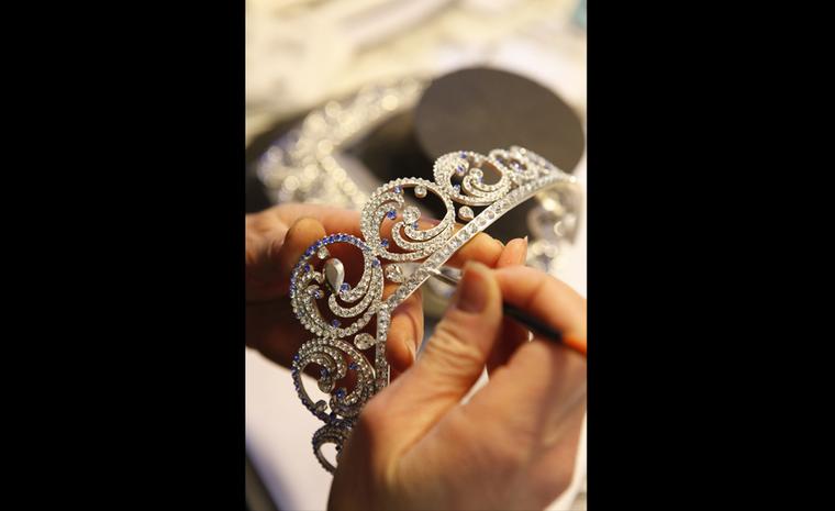 Van Cleef & Arpels: Ocean necklace tiara. Construction of the mock up and work on the positioning of the stones.