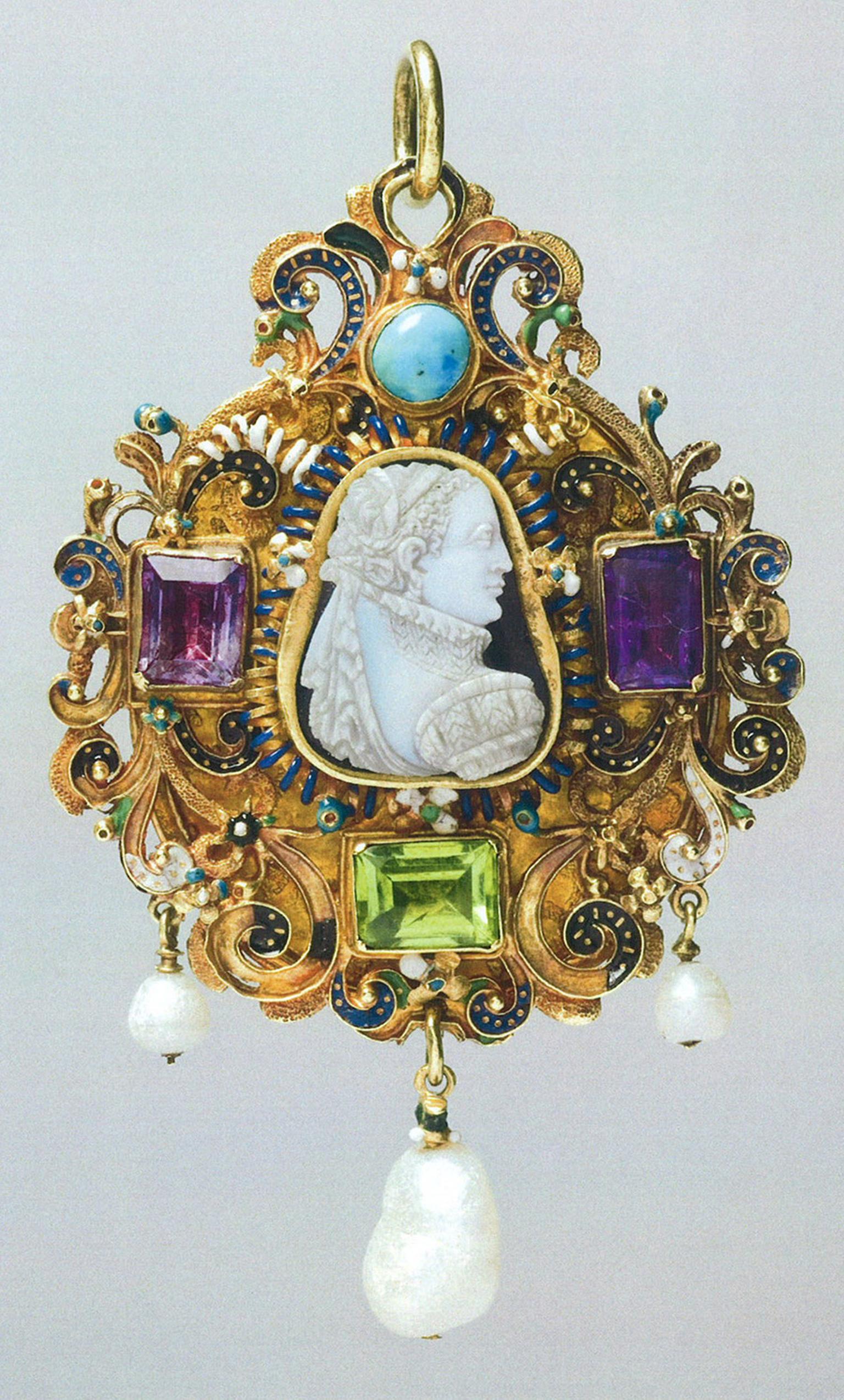 Goldsmiths-Gem-set-gold-pendant-c.jpg